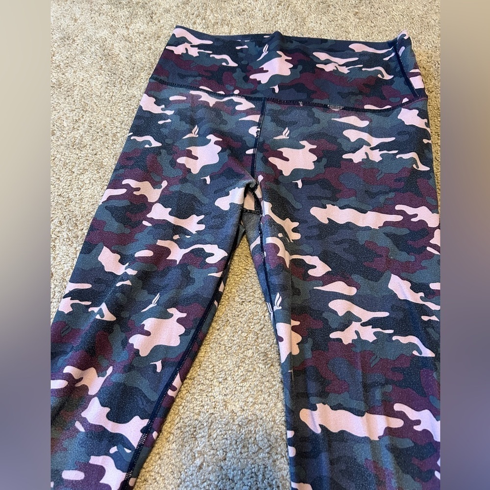 Women's Fabletics Powerhold Camo High-Waisted Leggings with Pockets Size Medium - Picture 4 of 7